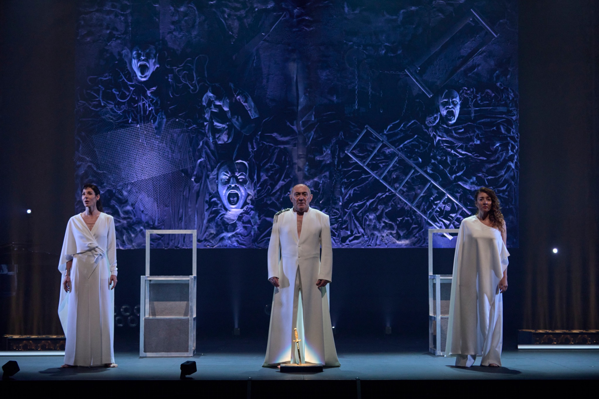El elenco de Monstruos en escena